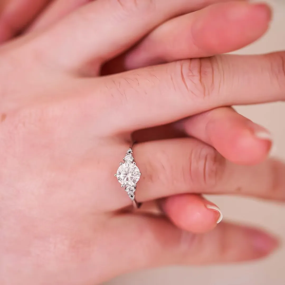 /public/photos/live/Round Cut Moissanite Gold Ring-1094 (3).webp